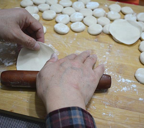 快手包餃子的詳細(xì)步驟與制作技巧